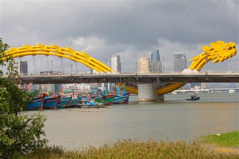 Il Ponte del Drago Celeste: Una meraviglia di pietra che attraversa il tempo!