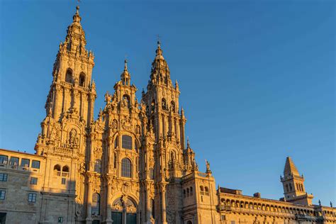  La Catedral de Santiago de Compostela: Un capolavoro architettonico con un pizzico di magia!