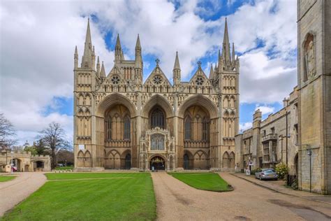 La Cattedrale di Peterborough: Un gioiello architettonico medievale che sfiderà la tua immaginazione!