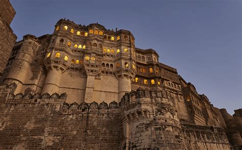   Il Forte di Mehrangarh: Un capolavoro architettonico e una finestra sul passato reale!