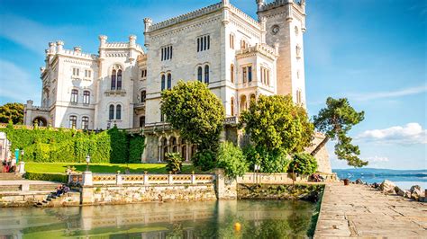 Il Castello di Miramare: Una Fortezza Romantica con Vista Mozzafiato sul Mare!