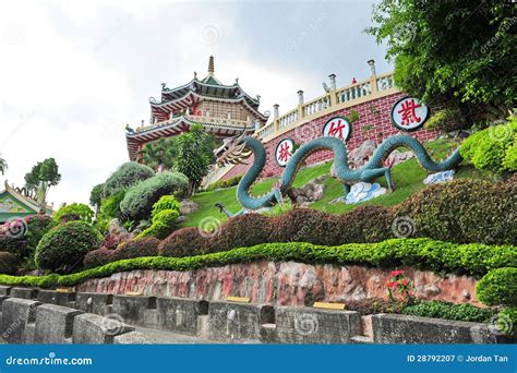 Il Tempio della Pietra del Drago: Una Splendida Pagoda con Vista Panoramica su Kunming!