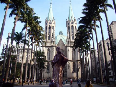 La Praça da Sé, un gioiello architettonico incastonato nel cuore pulsante di Vitória!