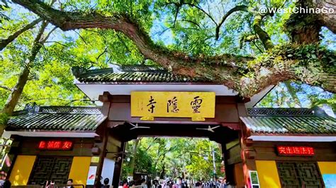 Lingyin Temple, Un Rifugio Spirituale Tra Picchi Maestosi e Cascate Rinfrescanti!